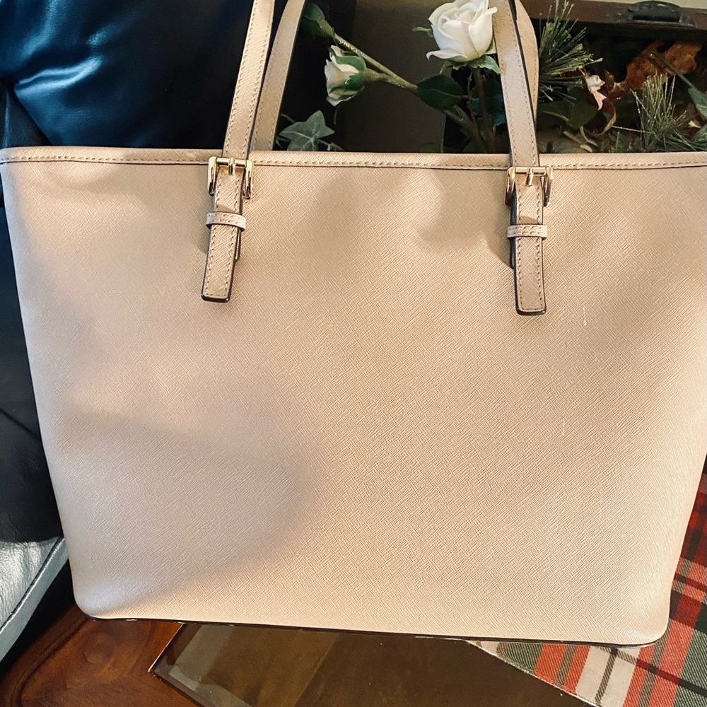 Michael Kors Jet Set Travel Tote - Picture 4 of 14